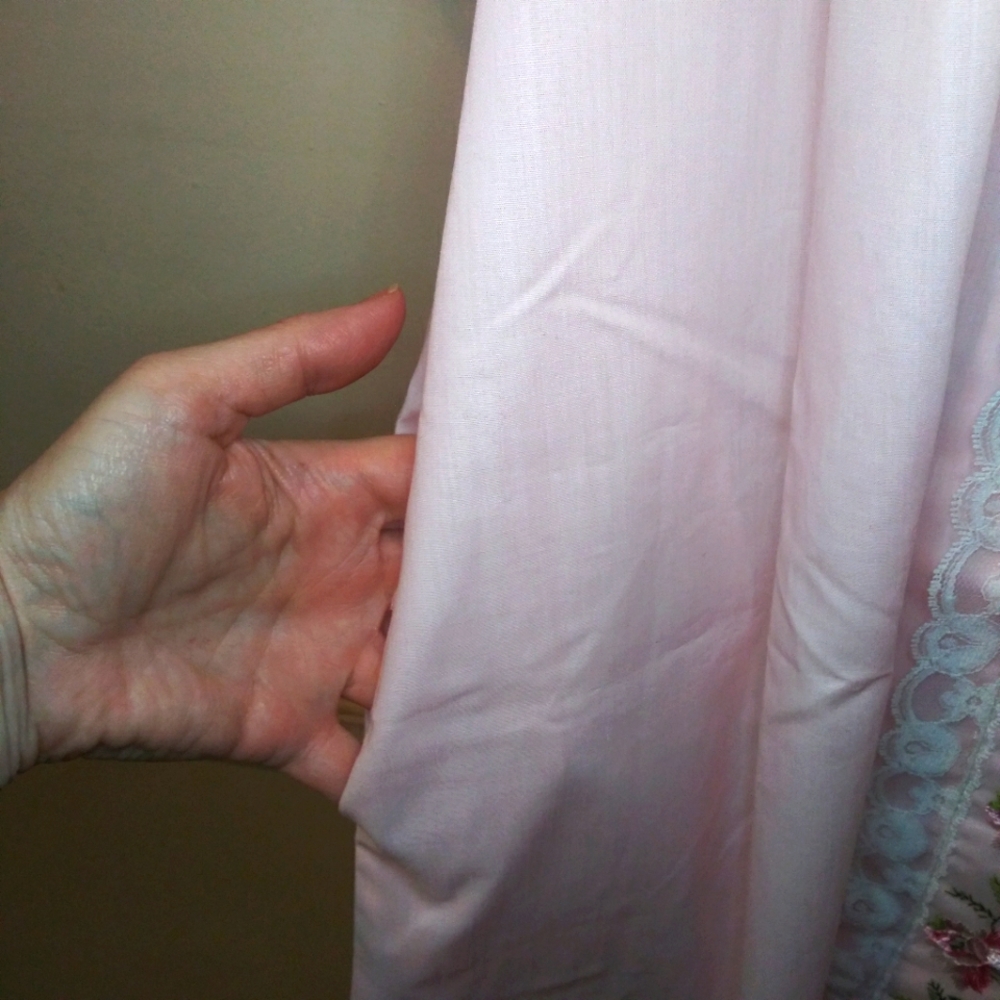 Vintage 1950's Smart Time Rose Embroidered, Lace Trimmed Pink Cotton Robe - Picture 7 of 12